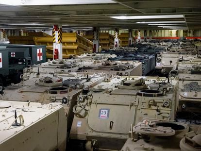 Vehículos militares estadounidenses cargados en un buque en Amberes (Bélgica) para ser entregados a Ucrania, el pasado 20 de mayo.