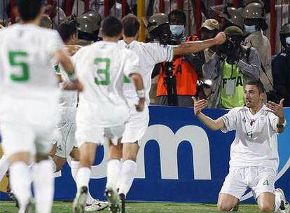 El jugador argelino Yahia celebra con sus compañeros su gol ante Egipto.