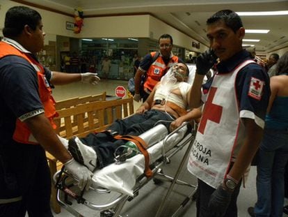 El fotógrafo Carlos Sánchez es atendido a su llegada al hospital tras ser tiroteado en Ciudad Juárez.