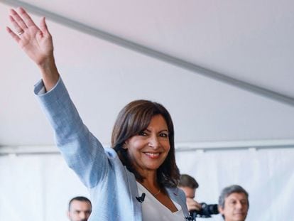 Anne Hidalgo saluda a sus seguidores tras anunciar su candidatura a las elecciones presidenciales de 2022, este domingo en Ruán.
