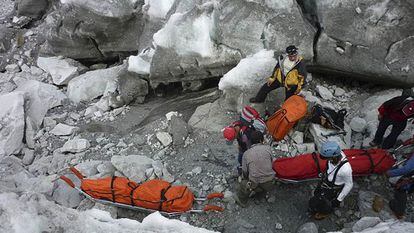 Momento en el que son recuperados los cuerpos de los dos montañeros fallecidos en el Parque Nacional de Ordesa.