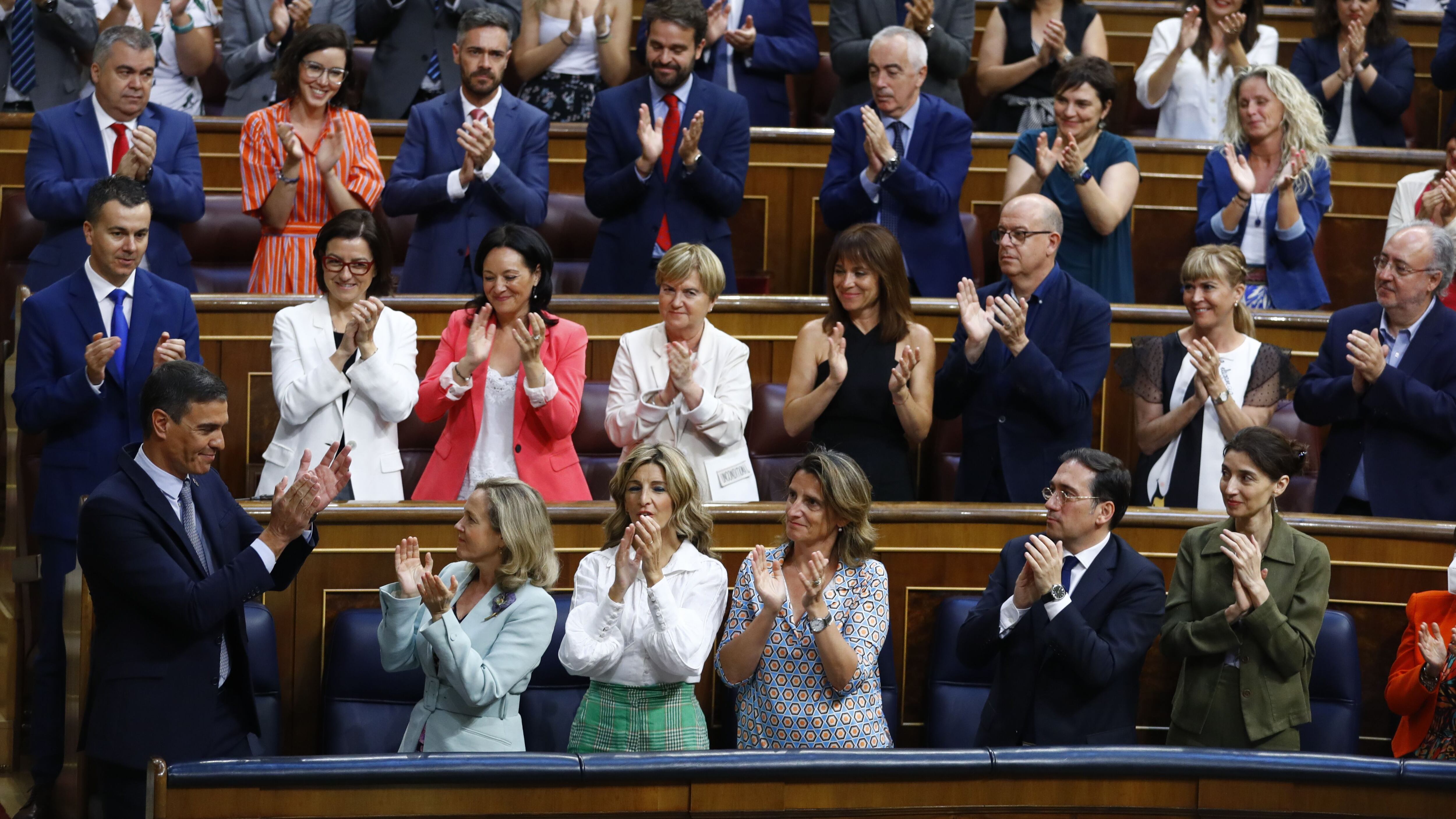 El presidente Sánchez recibe el aplauso de la bancada socialista.