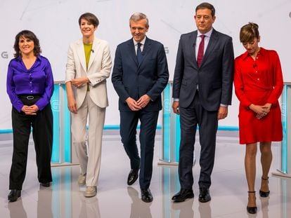 Los cinco candidatos a la presidencia de la Xunta de Galicia posaban antes del debate que se celebró el lunes en la televisión gallega.