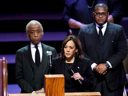 La vicepresidenta Kamala Harris habla en el funeral de Tyre Nichols, en la iglesia cristiana de Mississippi Boulevard, en Memphis, flanqueada por los reverendos Al Sharpton (izquierda) y Lawrence Turner.