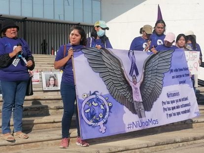 Familiares de Paola Ocampo protestan en la fiscalía.