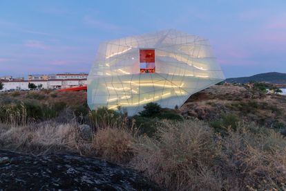 Auditorio y palacio de congresos en las afueras de Plasencia. Realizado por el Estudio Selgascano.