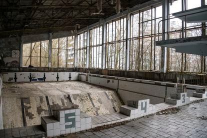 Piscina abandonada en Prypiat, en la zona de exclusión de Chernobyl, en Ucrania. 