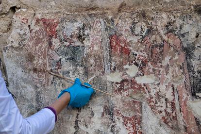 Una restauradora rescata las pinturas de la Iglesia de San Miguel recuperada tras la intervenciones arqueológicas del templo. 