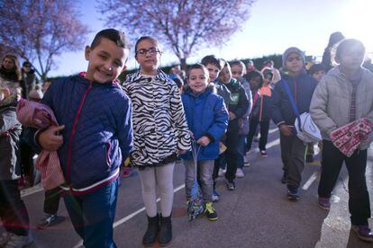 En el colegio Santa Catalina, situado en el barrio del mismo nombre, hay 290 alumnos de 16 nacionalidades. Aquí las minorías son mayoría. Más del 50% del alumnado proviene de otros países o de grupos minoritarios, como los gitanos.