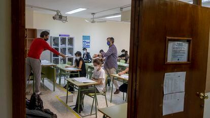 Los alumnos de Bachillerato Internacional del Colegio Internacional San Francisco de Paula, en Sevilla, esperan a realizar el examen de Literatura.
