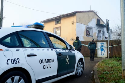 Guardias civiles frente a la vivienda del suceso en Liaño de Villaescusa, Cantabria, este sábado.