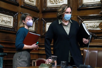 La alcaldesa Ada Colau, junto a su teniente de alcalde Janet Sanz, poco antes del pleno del Ayuntamiento de Barcelona.