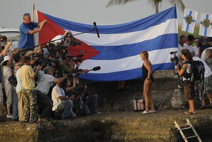 La nadadora estadounidense Diana Nyad, de 61 años, parte de la Habana para llegar a Florida y batir el récord de nado en aguas abiertas