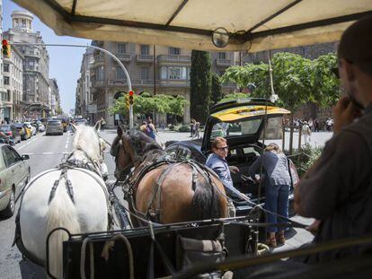 La calesa sortea un taxi, en uno de sus últimos  tours, en Via Laietana