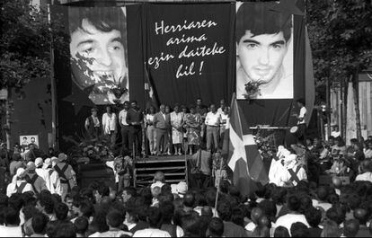 Familiares de José Antonio Lasa Aróstegui y José Ignacio Zabala Artano, en un homenaje en Tolosa (Gikuzkoa). Lasa y Zabala, miembros de ETA, fueron secuestrados por los Grupos Antiterroristas de Liberación (GAL) en Bayona (Francia) en 1983. Torturados y asesinados, sus restos fueron encontrados en 1995 en Busot (Alicante), en una fosa enterrados en cal viva.