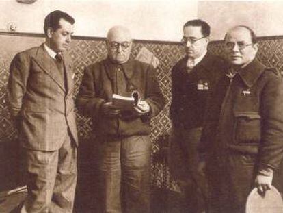 Desde de la izquierda, Antonio Otero Seco, general José Miaja, coronel Vicente Rojo y Elías Palma, con un ejemplar de la novela 'Gavroche en el parapeto'.