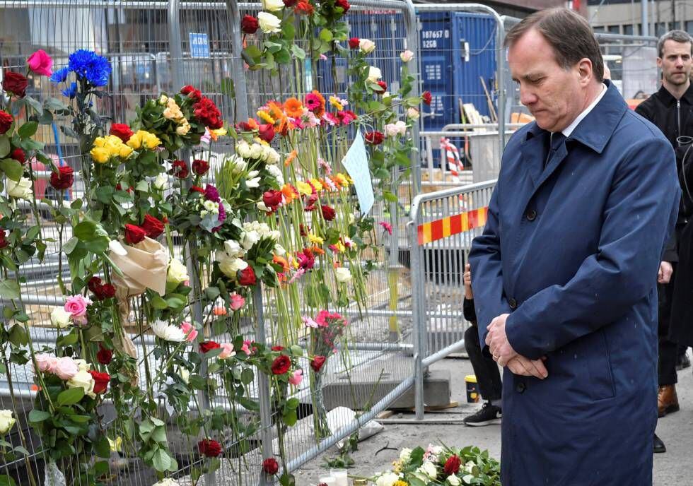 El primer ministro sueco, Stefan Lofven, presenta sus condolencias en el lugar del atentado de Estocolmo, este sábado.