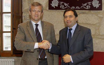 El vicepresidente de la Xunta, Alfonso Rueda, con el alcalde de Ponteareas.