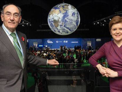 Ignacio Sánchez Galán, presidente de Iberdrola, junto a la primera ministra de Escocia, Nicola Sturgeon, en la COP26.