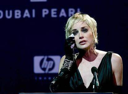 Sharon Stone muestra su emoción en uno de los actos de Cine Contra el Sida, en Dubai.