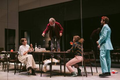 Una imatge del muntatge de 'Les tres germanes' al Teatre Lliure de Barcelona.