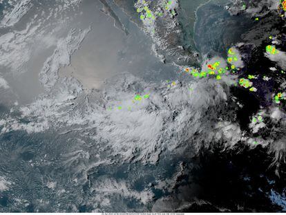 Imagen satelital del ciclón 'Adrián' cerca de las costas del Pacífico mexicano.