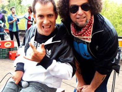 Langui y Calamaro, en la grabación del videoclip en el barrio de Pan Bendito, en el distrito madrileño de Carabanchel.