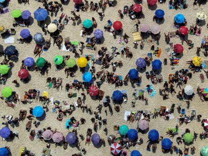 Turistas en la playa de Ipanema, en Río de Janeiro (Brasil).
