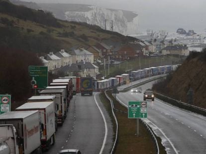 Fila de camiones en las proximidades de Dover (Reino Unido) en diciembre de 2020.