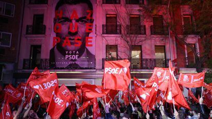 Ambiente en la sede del PSOE en Madrid tras la victoria en las elecciones generales.
