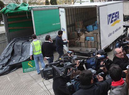 La camioneta de alquiler que transportaba la droga, ayer en el cuartel de la Guardia Civil de A Coruña.