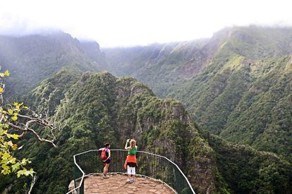 Balcoes de Ribeiro Frio, en la Isla de Madeira (Portugal). Este recorrido es uno de los más concurridos de la isla: a través de una vegetación exuberante llega a un estupendo balcón colgado sobre el valle de Faja da Nogueira, desde el que se aprecian unas magníficas vistas de esta parte del macizo central de Madeira, con el pico Arieiro, el prominente pico do Gato, el pico das Torres y el más alto de la isla, el Ruivo de 1862 de altitud.