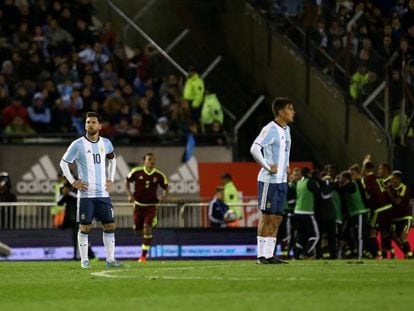 Messi mira a la tribuna buscando explicaci&oacute;n ante el festejo de Venezuela.