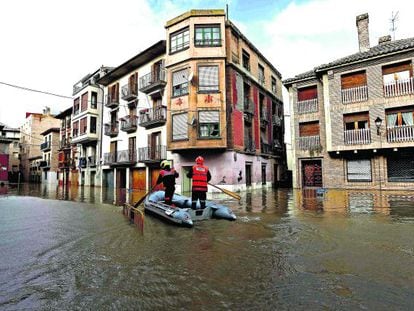 Miembros de Protección Civil en el casco viejo de Tudela, inundado el pasado febrero.