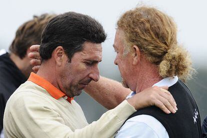 José María Olazabal y Miguel Ángel Jiménez se abrazan tras el minuto de silencio en memoria de Severiano Ballesteros que se guardó ayer en el Open de España.