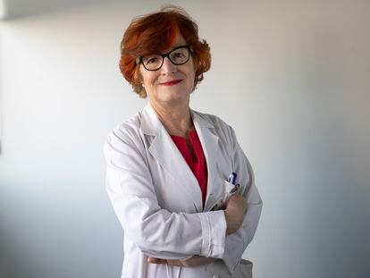 La doctora Clotilde Vázquez, que ha publicado un libro sobre menopausia, retratada en Hospital Fundación Jiménez Díaz.