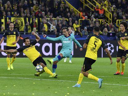 Griezmann dispara ante dos defensores del Dortmund.