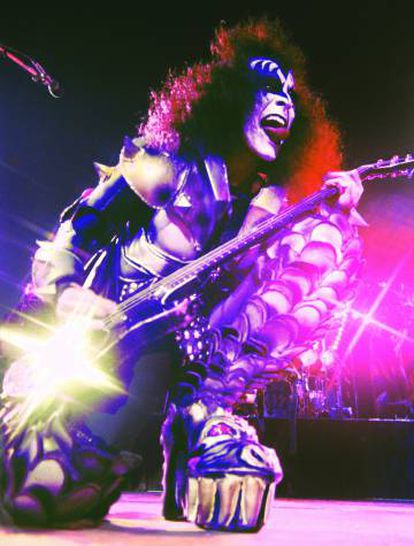Gene Simmons, su lengua, sus plataformas, sus pinturas... Él es el rock and roll. Lo vieron así todos los que fueron al concierto de Kiss en Houston en 1976.