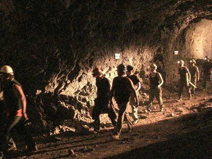 Primeras imágenes de Los 33 de San José, el telefilme de Antena 3 sobre el caso de los mineros atrapados bajo tierra en Chile.