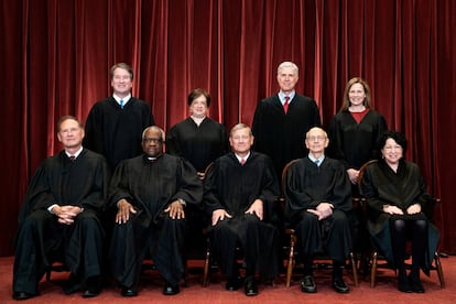 De izquierda a derecha, empezando por la fila de atrás, los magistrados del Tribunal Supremo de EE UU: Brett Kavanaugh, Elena Kagan, Neil Gorsuch, Amy Coney Barrett, Samuel Alito (ponente de la sentencia contra el aborto), Clarence Thomas, John Roberts (presidente), Stephen Breyer y Sonia Sotomayor.