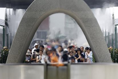 Visitantes rezan frente al cenotafio por las víctimas de la bomba atómica de Hiroshima en en el Parque Memorial de la Paz de Hiroshima (Japón).