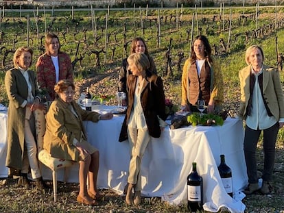 De izquierda a derecha, Inés Bocos, Lucía Fernández, Elvira Bocos; Esperanza Rivera, Ángela Pascual, Mari Cruz Fernández, Lucía Pascual y Olga Fernández.