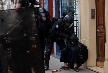 La policía francesa detiene a un manifestante en París durante los disturbios en las protestas durante la huelga general en Francia, el 3 de abril de 2018.