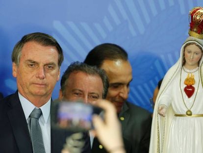 Bolsonaro con una imagen de la Inmaculada Concepción, en Brasilia.