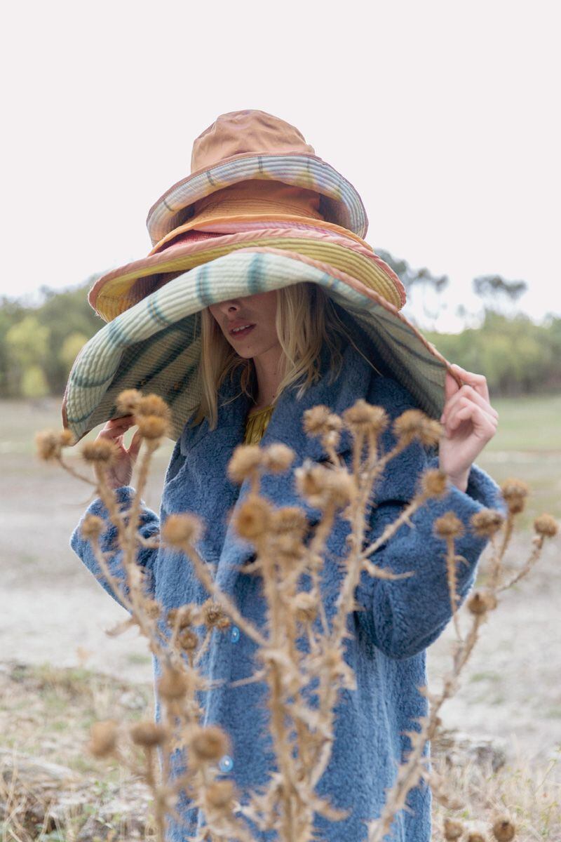 Los sombreros están pintados sobre tejido algodón orgánico 100%.