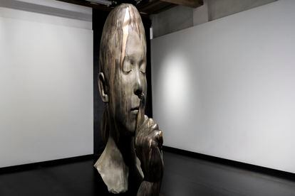 La escultura 'Minna's words', de Plensa, en la exposición que le dedica la galería Senda de Barcelona.