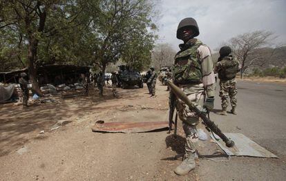 Soldados nigerianos en un control en Gwoza, en 2015.