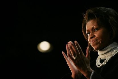 Michelle Obama aplaude a su esposo en un mitin en Chicago, en febrero de 2007.