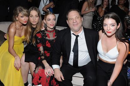 Taylor Swift, Este Haim, Jaime King y Lorde junto a Harvey Weinstein en la fiesta organizada por este tras los Globos de Oro de 2015.