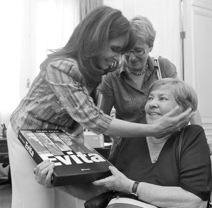 La presidenta argentina recibió a la autora infantil en su despacho de la Casa Rosada en 2008